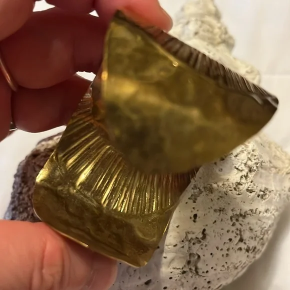 Add warmth and vibrancy with the Copper Cuff Bracelet with Amber crystal stone - Picture 3 of 5